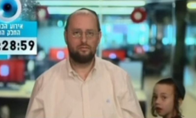 רגע משעשע בשידור: בנו של הפרשן החרדי הופיע מאחורי אביו &ndash; כך הגיבו באולפן 