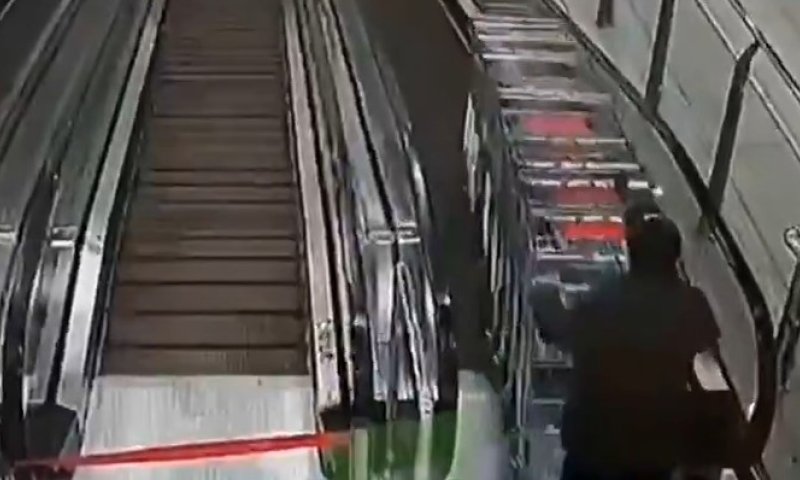 החלטה מסוכנת: מאבטח ירד עם עגלות במדרגות הנעות &ndash; זו התוצאה