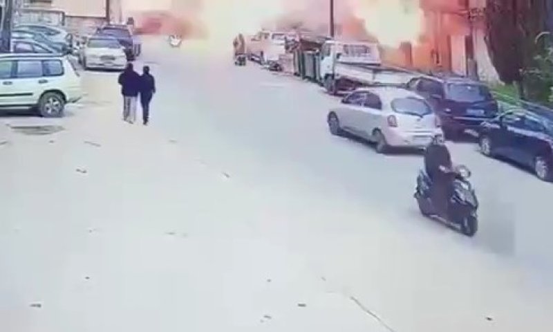 הפיצוץ העז נקלט במצלמה: רגע התקיפה בכפר דרומית לביירות