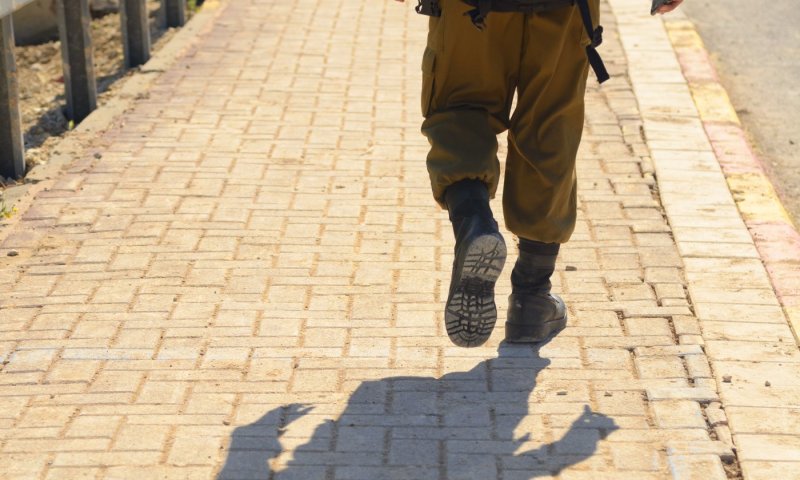 ירק וסטר על פניה: נעצר חשוד בתקיפת חיילת בלב תל אביב