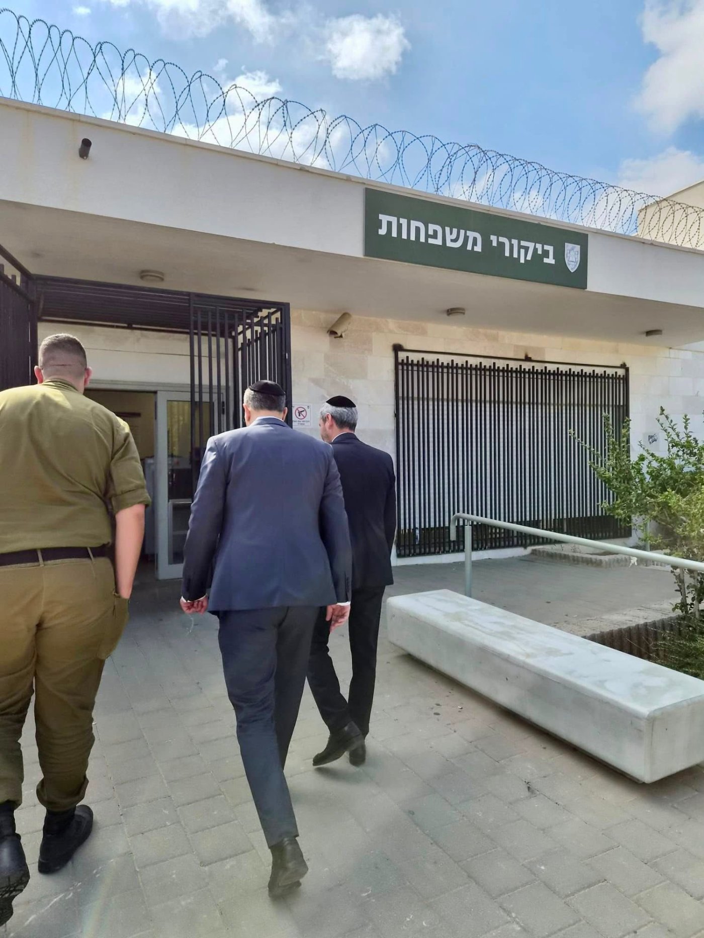 באדיבות המצלם