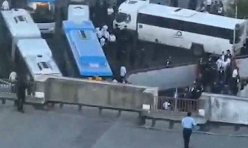 יידו אבנים מגג מלון לעבר מפגינים חרדים, מאבטח סייע להם