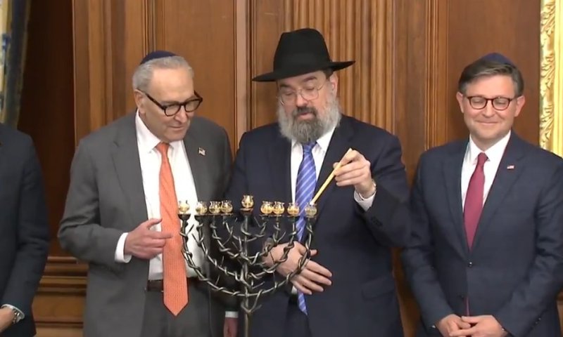 יו"ר בית הנבחרים מייק ג'ונסון הדליק חנוכייה יחד עם בכירים דמוקרטים  