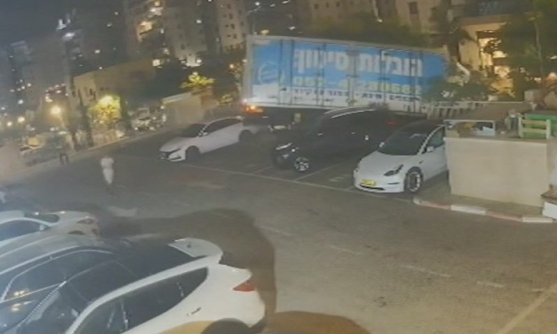 יבנה: משאית איבדה שליטה ונותרה תלויה באוויר