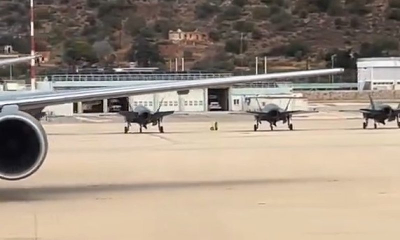 נוכחות צבאית אמריקנית ביוון: מטוסי הקרב חונים סמוך למסלולי ההמראה