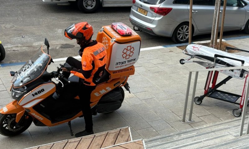 פועל נפל מסולם בבני ברק &ndash; פונה במצב קשה
