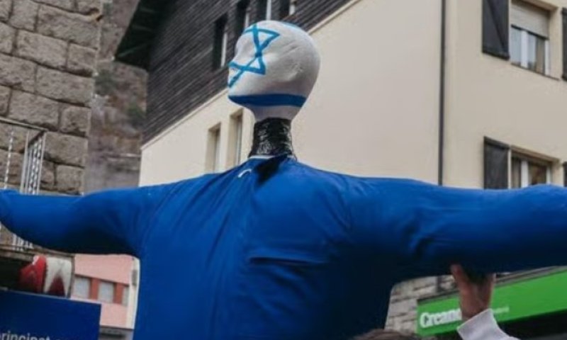 בקרנבל באנדורה: בובה בדמות ישראל נורתה והועלתה באש