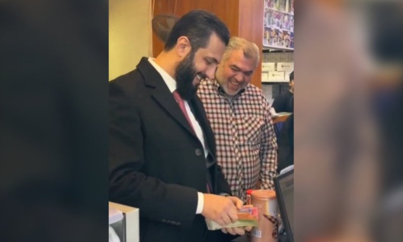 סוריה: הנשיא א-שרע קונה מוצרים בשטרות החדשים  
