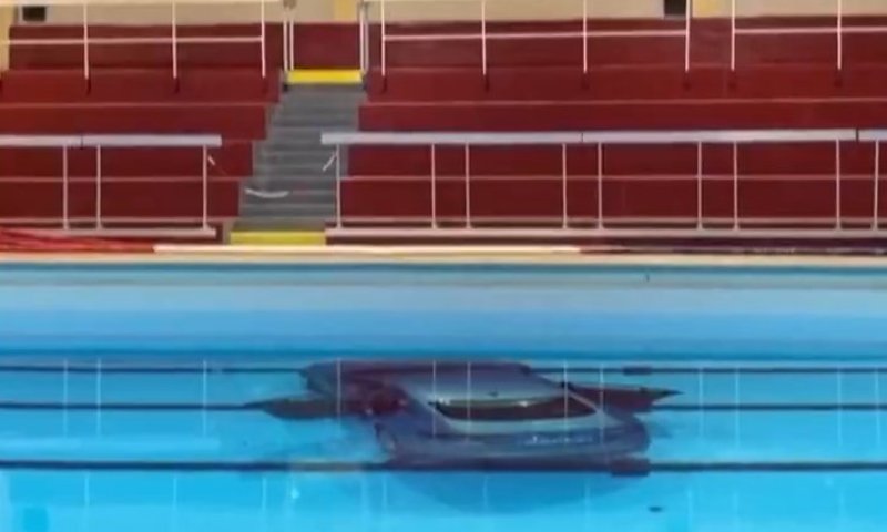 שניות של לחץ ותושייה שהצילה חיים: רכב צנח לבריכה עירונית, אם ובתה חולצו 