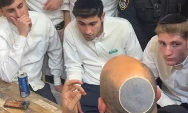 בזמן שנתניהו באו"ם: בנט יצא לדבר עם חרדים בבני ברק והותקף