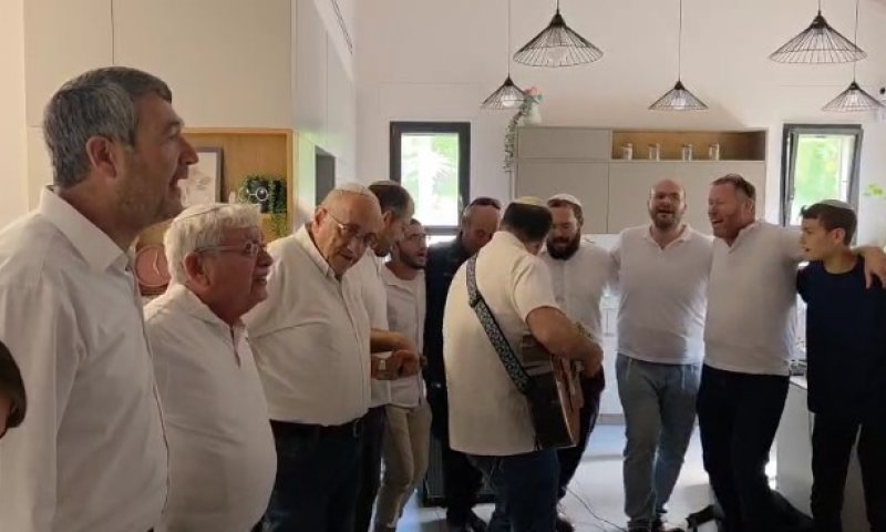 רגעים מרגשים: חבריו ובני משפחתו של החטוף אבינתן אור צופים בשחרורו