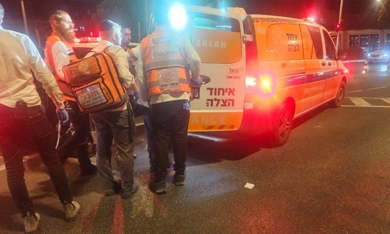 תאונה בין אופנוע להולך רגל בירושלים, שני חרדים במצב קשה