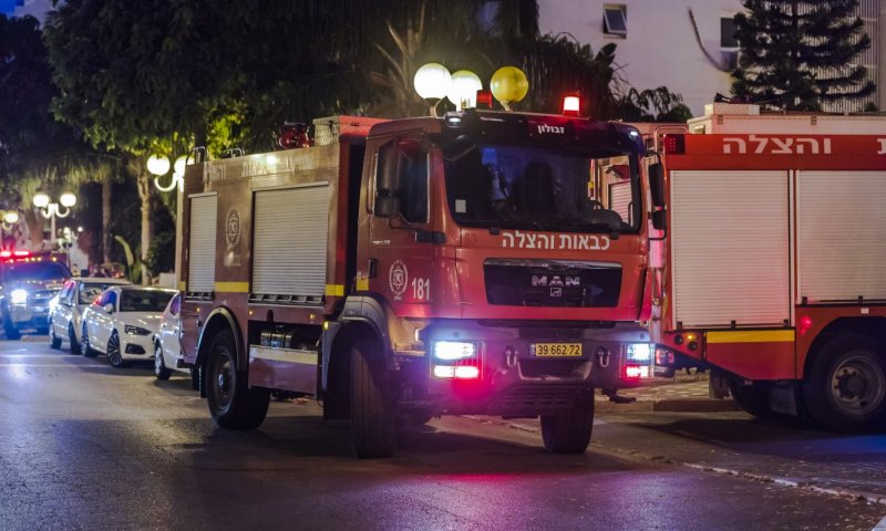 הגלאי התריע, השכנים דיווחו: שתי נשים חולצו משריפה בדירה בביתר עילית