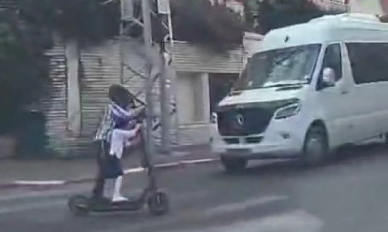 סכנת חיים: ילד תועד מרכיב את אחותו הקטנה על קורקינט חשמלי וכמעט נפגע