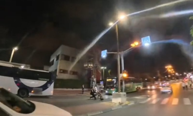תיעוד: רוכב אופניים חשמליים עוקף במעבר החצייה ומעיף בחור