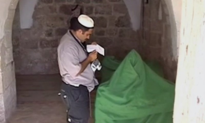 עבר הירדן המזרחי: כרמלי נכנס לקברו של אהרון הכהן
