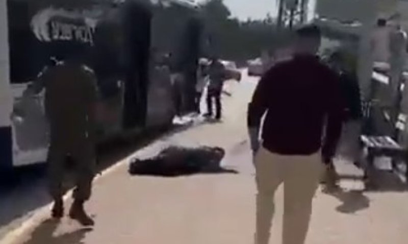 תיעוד: יהודיה מעורערת בנפשה איימה בזמן אזעקה עם סכינים ונוטרלה