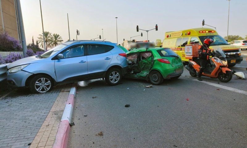 ראש העין: ששה פצועים בתאונת דרכים בין שלושה כלי רכב 
