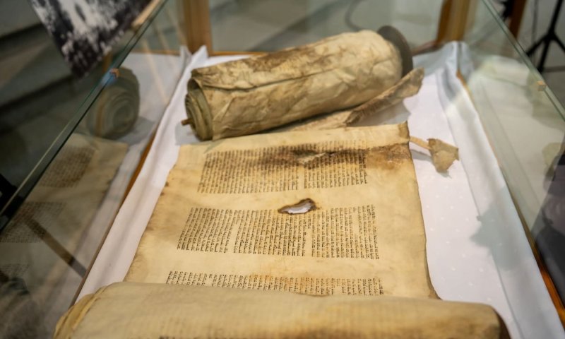 אחרי 85 שנה: ספר תורה שהוחבא בעליית גג הושב לידי הקהילה היהודית