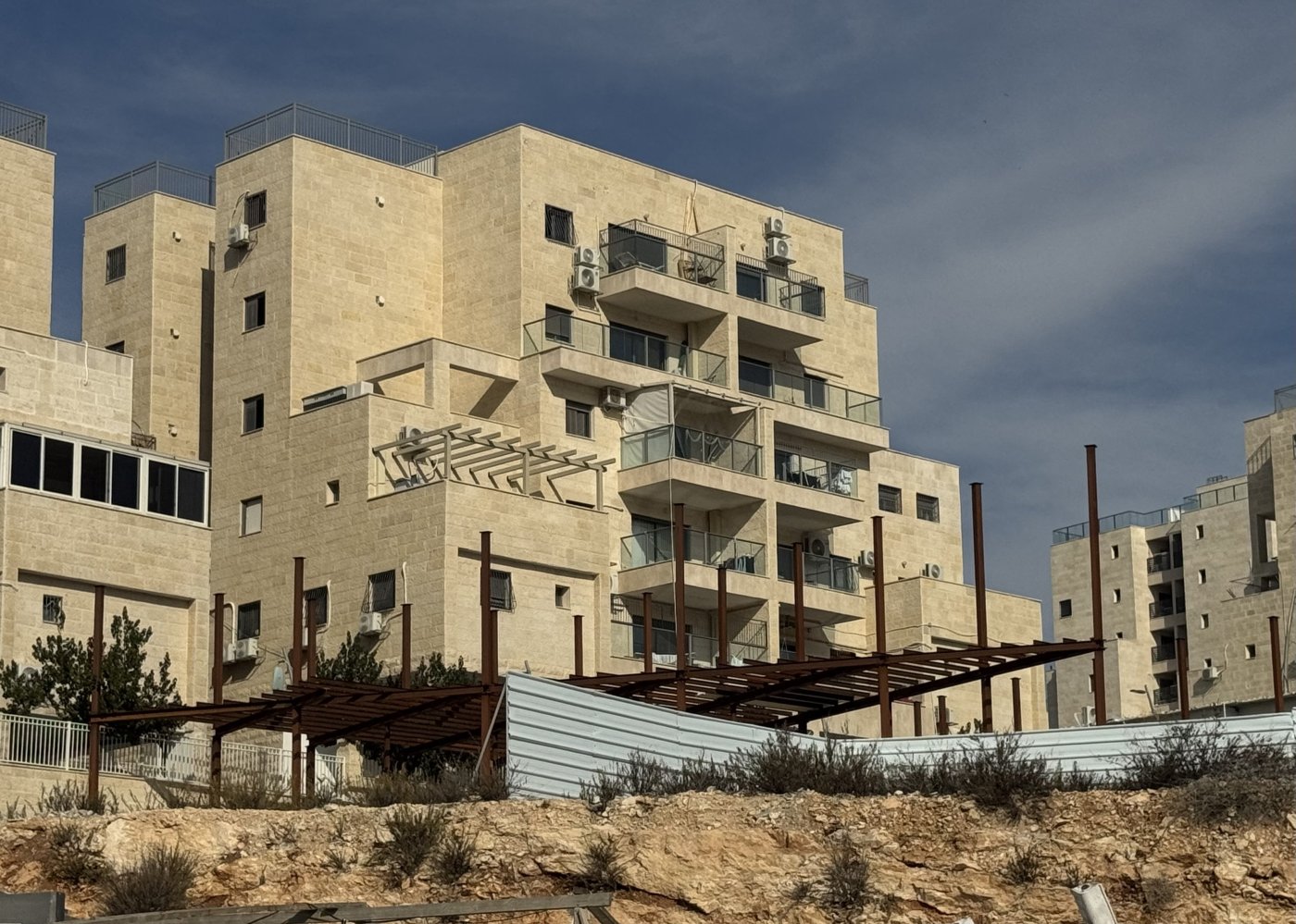בחדרי חדרים 