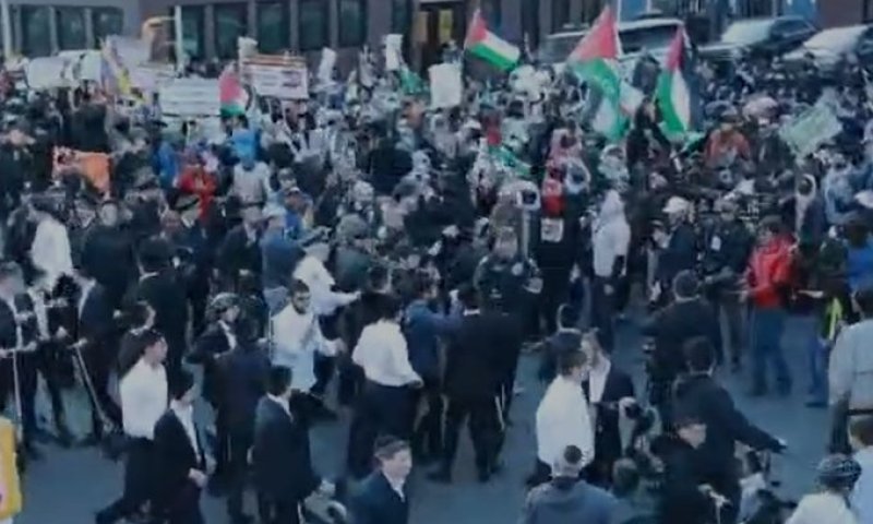 בשכונה החרדית: אנטישמים יחד עם נטורי קרתא צעדו עם דגלי חיזבאללה 