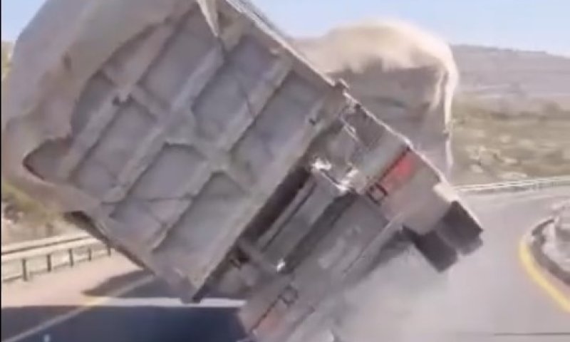 תיעוד מצפון רמאללה: משאית מתהפכת בכביש מהיר 