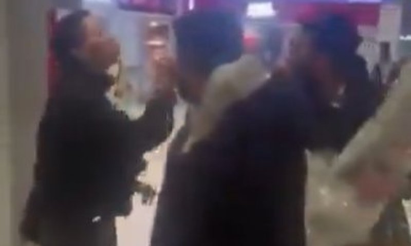 תיעוד מרתיח: מוסלמית תוקפת חרדי עם ספר תורה ויורקת עליו