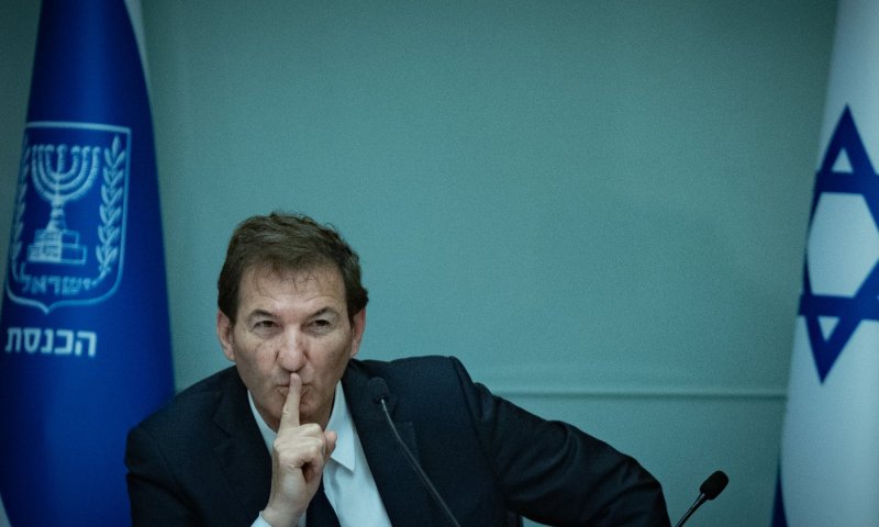 ביסמוט נגד הייעוץ המשפטי: &ldquo;מדליקים אש ואז מוסיפים לה חומר בעירה&rdquo;