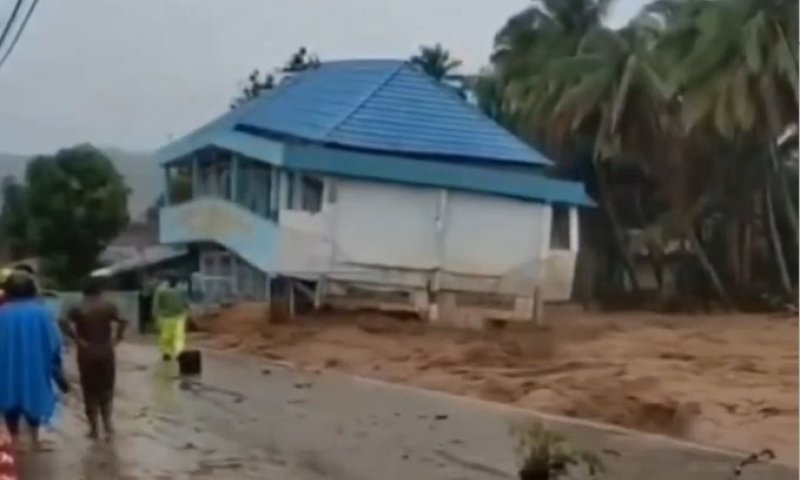 שיטפונות ומפולות בוץ קטלניים באינדונזיה: מאות הרוגים