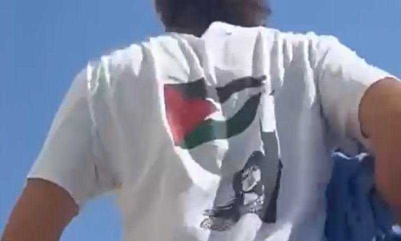 מחנה מאוטהאוזן: תלמיד תועד בחולצה עם דגל פלסטין ודמות מחבלת