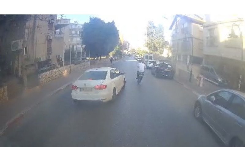 תיעוד מבני ברק: נהג רכב יצא לעקיפה מסוכנת - וכמעט העיף רוכב אופניים