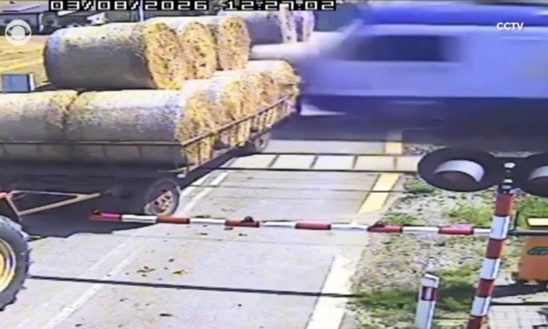 פולין: נהג טרקטור שיכור חצה את המסילה, הרכבת התנגשה בערימות הקש