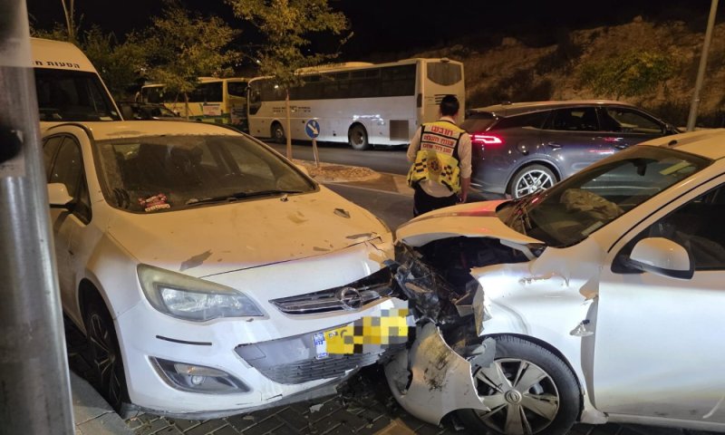 בשכונה החרדית: מבוגר התנגש ברכב חונה, נפצע באורח בינוני
