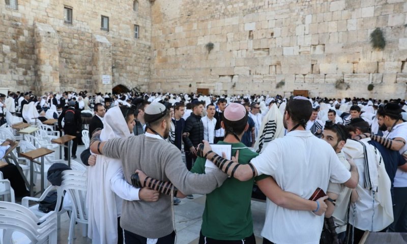 לא בוחלות באמצעים: ספר תורה הוברח דרך תאי השירותים בידי נשות הכותל