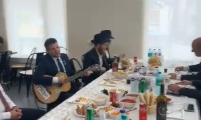 צפו: בצלאל סמוטריץ' מנגן שירי ימים נוראים בביקור בהודו