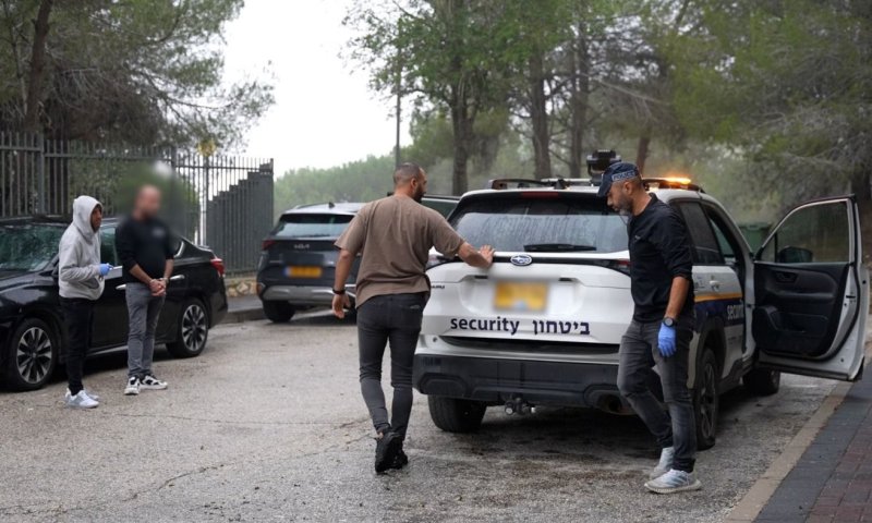 זעזוע בגבעת זאב: מאבטח פטרל עם אקדח דמה במשך חודשים