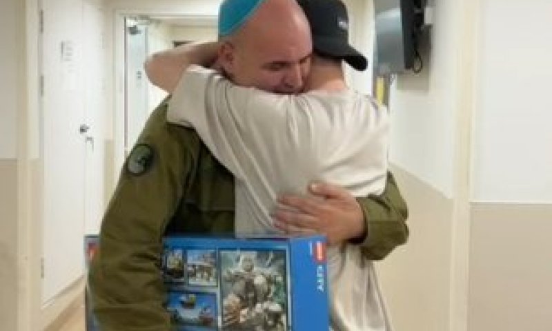 "כמה דיברתי עליך שם": המפגש המרגש בין אלקנה בוחבוט לאיש הלגו