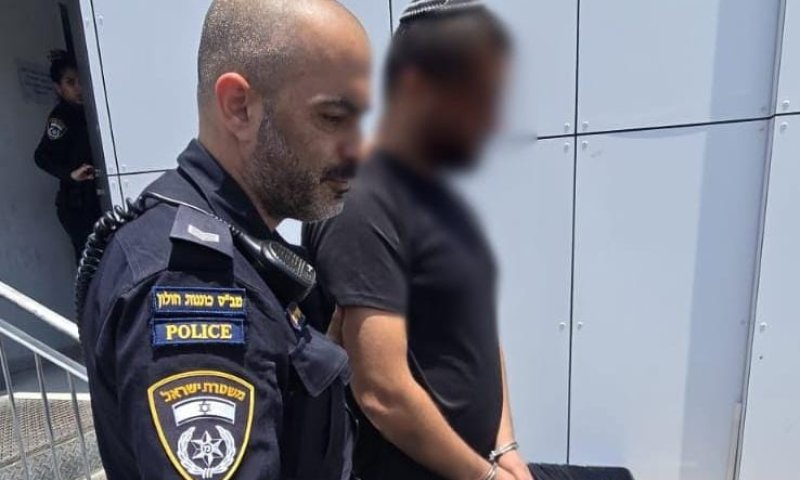 נעצר בחולון: שב"ח התחזה לחובש כיפה כדי לעבוד במסעדה