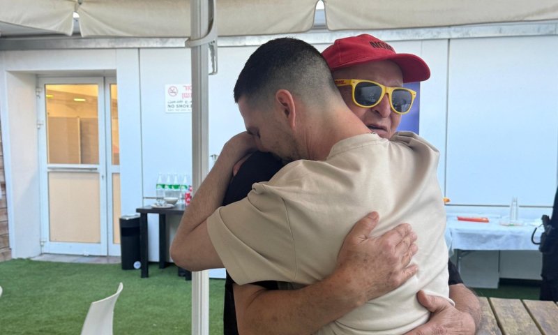 הרגע המרגש שבו שורד השבי אלקנה בוחבוט פגש את בן משפחתו