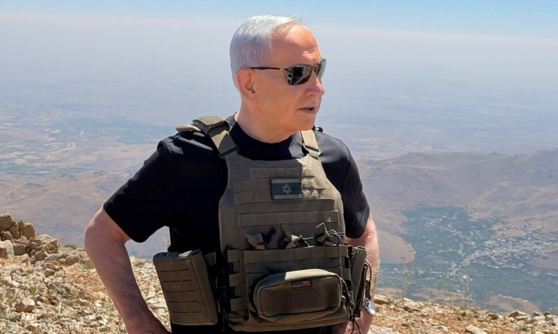 נתניהו בכתר החרמון בסוריה: "לא ניתן לשום צבא טרור להתבסס בגבולנו"