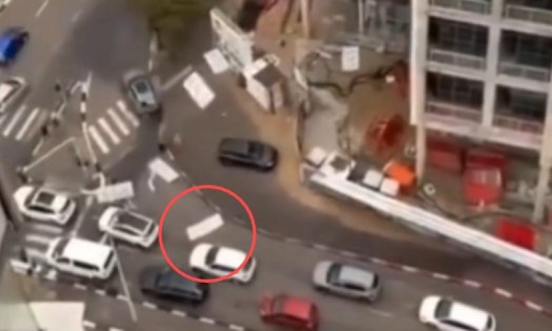 בת ים: גגוני פח התעופפו מאתר בנייה, בנס לא היו נפגעים