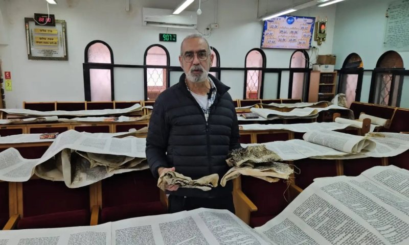 התרגשות ברעננה: ספרי התורה הגנובים הושבו לבית הכנסת