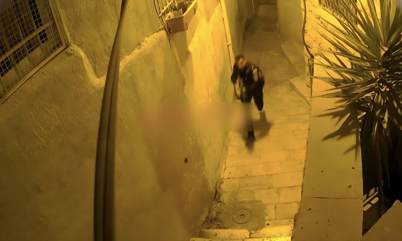 כיוון אקדח לעבר השוטרים וסיים בבית חולים כשהוא פצוע קשה