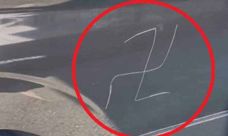זעזוע בחופשה בקפריסין: משפחה ישראלית קיבלה רכב שכור עם צלבי קרס