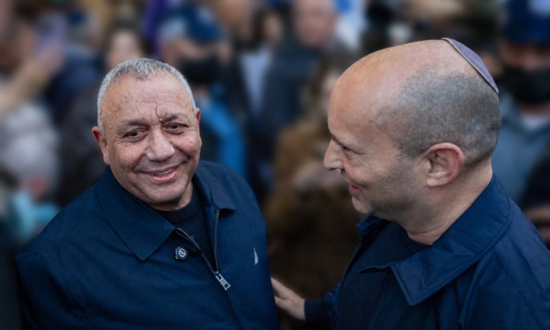 מריצים את בנט, גומרים את לפיד, מחכים לאיזנקוט