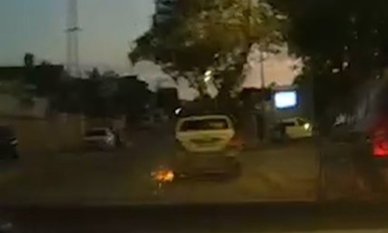 הגרוטאה שנסעה על הכביש הדהימה את השוטרים, גיצים יצאו מהגלגלים