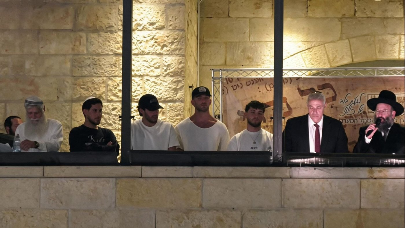 הגר"ש רבינוביץ', החזן יהודה נפתלי, בר קופרשטיין, איתי רגב, עומר שם טוב, אלי-ה כהן וסולי אליאב בסליחות בכותל