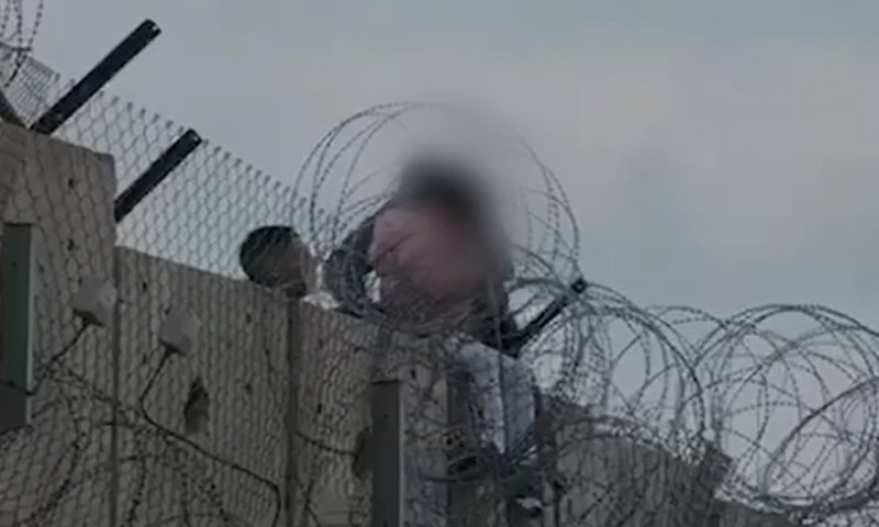 פלסטיני צולם קושר ילדה בחבל מעל הגדר | צפו בתיעוד ובמעצר