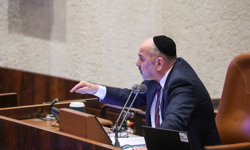 פעיל הימין מרדכי דוד הצית את המליאה: מרגי תקף את לזימי 