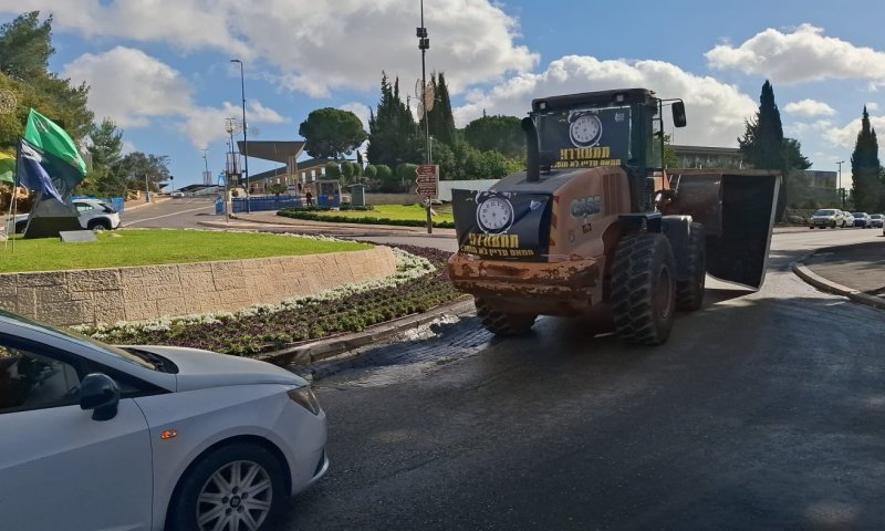 עם טרקטור ושעון 06:29: "תתעוררו! חמאס עדיין לא הוכרע"